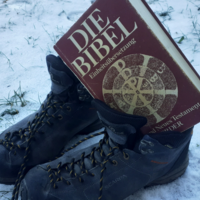 Wanderschuhe und Bibel